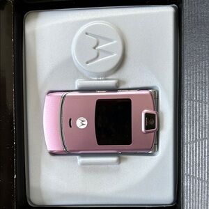 Motorola Pink V3m V CAST Music Phone with Charger & Headset Adapter;Original Box